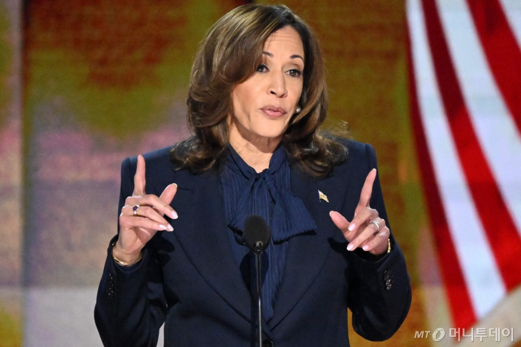 (시카고 AFP=뉴스1) 우동명 기자 = 카멀라 해리스 미국 부통령이 22일 (현지시간) 일리노이주 시카고의 유나이티드 센터에서 열린 민주당 전당대회 마지막 날 참석해 대선 후보 수락 연설서 "도널드 트럼프 전 대통령을 백악관에 다시 들여놓는 것은 매우 심각한 일이 될 것"이라고 밝히고 있다. 2024.08.23  ⓒ AFP=뉴스1  Copyright © 뉴스1. All rights reserved. 무단 전재 및 재배포,  AI학습 이용 금지. /사진=(시카고 AFP=뉴스1) 우동명 기자