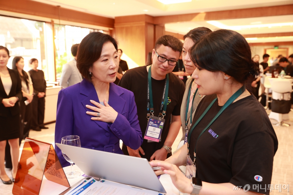 오영주 중소벤처기업부 장관이 26일 싱가포르 콘래드 싱가포르 오차드에서 열린 'K-Innovation Day in Singapore' 2부 행사에서 K-스타트업 밋업에 참여한 스타트업 관계자들과 대화하고 있다. (중소벤처기업부 제공) 2024.8.26/ Copyright © 뉴스1. All rights reserved. 무단 전재 및 재배포,  AI학습 이용 금지.