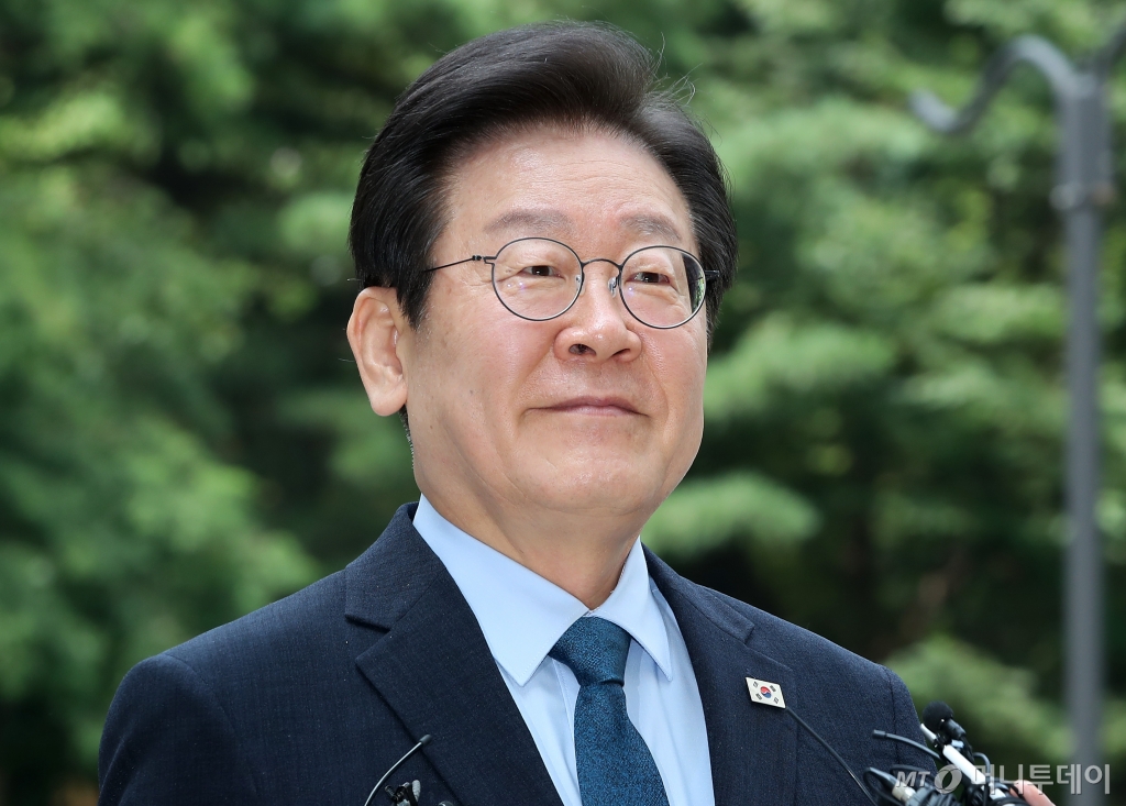 (서울=뉴스1) 박세연 기자 = 이재명 더불어민주당 대표가 20일 서초구 서울중앙지방법원에서 열린 '대장동 배임·성남FC 뇌물 의혹' 관련 공판에 출석하고 있다. 2024.8.20/뉴스1 Copyright © 뉴스1. All rights reserved. 무단 전재 및 재배포, AI학습 이용 금지. /사진=(서울=뉴스1) 박세연 기자