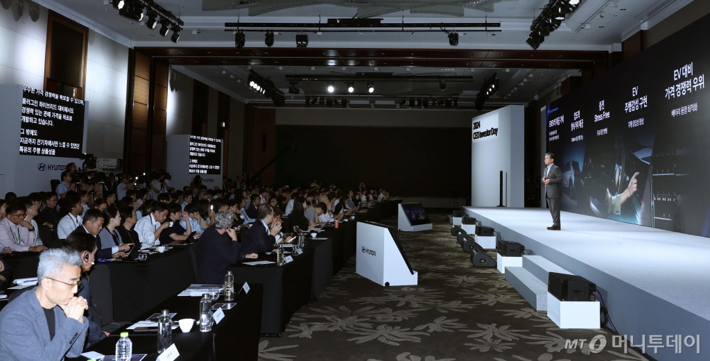 장재훈 현대차 사장이 28일 서울 영등포구 콘래드 서울 호텔에서 열린 '2024 현대차 CEO 인베스터 데이'에서 발표하고 있다. /사진=김휘선 기자 hwijpg@