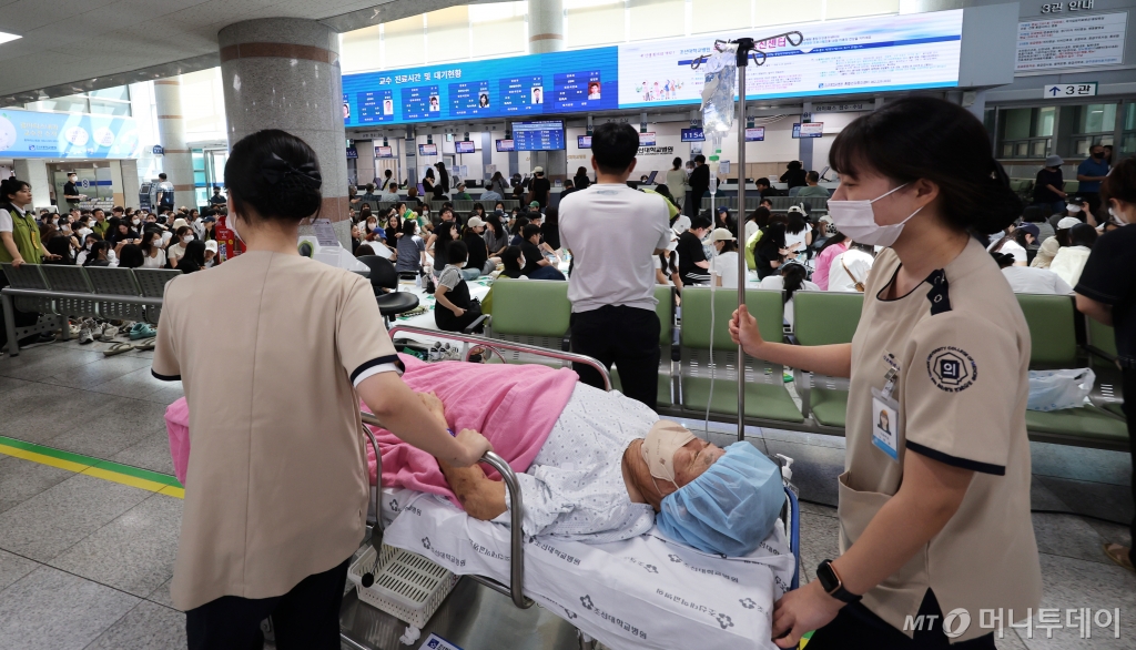 (광주=뉴스1) 김태성 기자 = 29일 오전 광주 동구 조선대병원 보건의료노조 파업이 진행중인 1층 로비에 환자들이 지나가고 있다. 2024.8.29/뉴스1  Copyright © 뉴스1. All rights reserved. 무단 전재 및 재배포,  AI학습 이용 금지. /사진=(광주=뉴스1) 김태성 기자