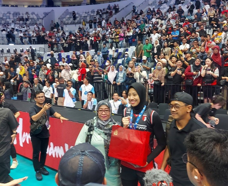 지난 4월 20일 경기 후 메가왓티 선수 어머니(왼쪽), 오빠(오른쪽)와 함께 정관장 선물을 받은 모습./사진제공=KGC인삼공사