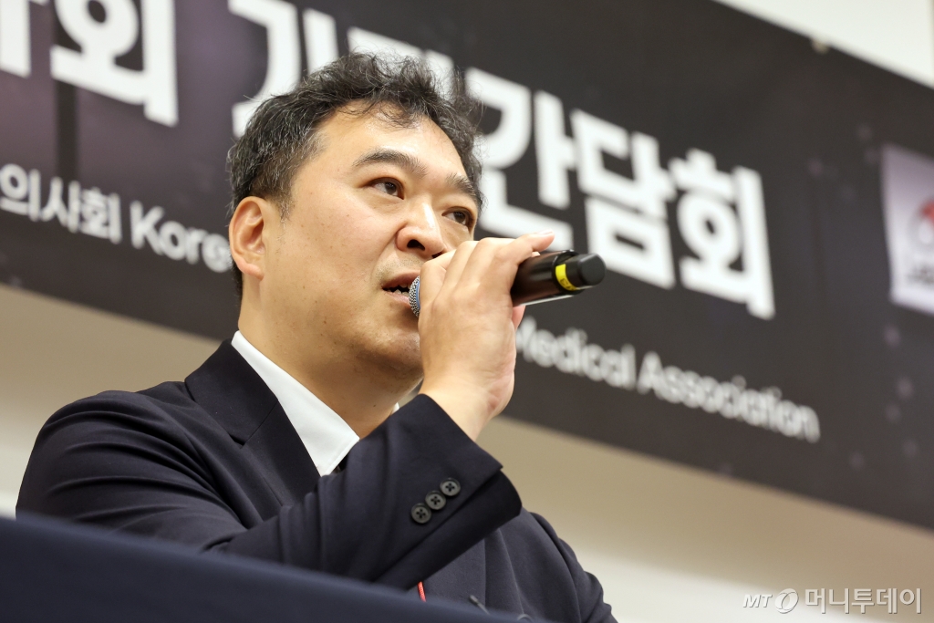 (서울=뉴스1) 황기선 기자 = 이형민 대한응급의학의사회장이 30일 서울 용산구 백범김구기념관에서 열린 '2024 대한응급의학의사회 기자간담회'에서 발언을 하고 있다.   이날 응급의학의사회는 기자회견을 통해 "응급실 과밀화 해결, 취약지 인프라 개선, 사법리스크 면책이 없다면 응급의료는 붕괴할 것"이라고 밝혔다. 2024.8.30/뉴스1  Copyright © 뉴스1. All rights reserved. 무단 전재 및 재배포,  AI학습 이용 금지. /사진=(서울=뉴스1) 황기선 기자