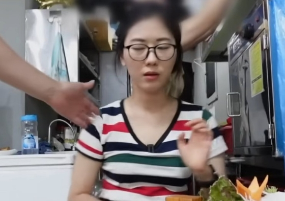 식당에서 식사하던 중 술 취한 남성이 몸을 여러 차례 만졌다는 먹방 유튜버의 사연이 전해졌다./사진=JTBC '사건반장' 캡처