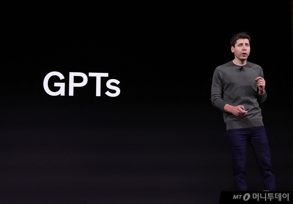 (샌프란시스코 AFP=뉴스1) 정지윤 기자 = 샘 올트먼 오픈 AI 전 최고경영자(CEO)가 6일(현지시간) 미국 캘리포니아주 샌프란시스코에서 열린 오픈 AI 개발자 컨퍼런스에서 발표하고 있다. 2023.11.06  ⓒ AFP=뉴스1  Copyright © 뉴스1. All rights reserved. 무단 전재 및 재배포,  AI학습 이용 금지. /사진=(샌프란시스코 AFP=뉴스1) 정지윤 기자