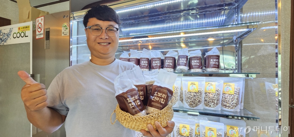 김덕회 대표가 지난 달 27일 충북 제천시 백운면 '넉넉한 사람들' 카페에서 자신이 생산하고 있는 쌀칩 제품을 설명하고 있다./사진=정혁수 기자 /사진=정혁수