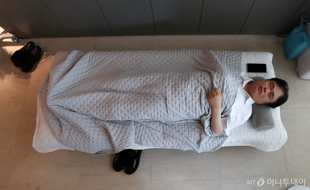 (서울=뉴스1) 박세연 기자 = 임현택 대한의사협회 회장이 31일 오후 서울 용산구 대한의사협회 로비에서 의대증원 저지를 위한 단식투쟁을 이어가고 있다. 2024.8.31/뉴스1  Copyright © 뉴스1. All rights reserved. 무단 전재 및 재배포,  AI학습 이용 금지. /사진=(서울=뉴스1) 박세연 기자