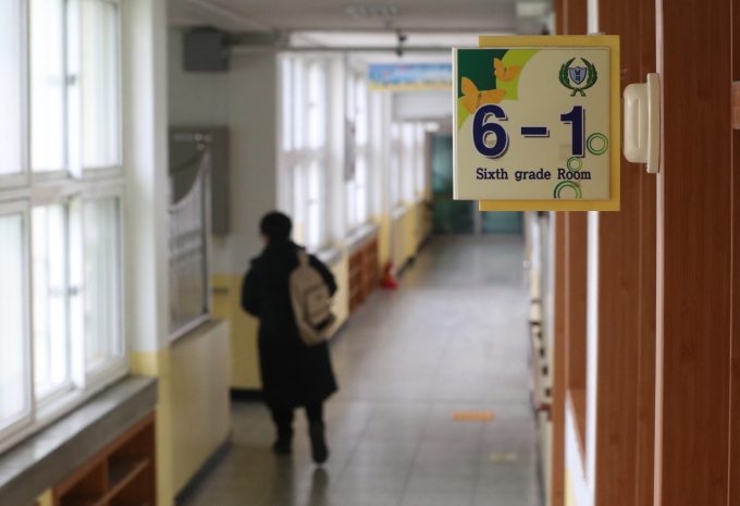 ▲지난 2월 5일 경기 용인시 처인구 남곡초등학교 제2캠퍼스에서 졸업식을 마친 6학년 1반 학생들이 하교 준비를 하고 있다. 남곡초등학교 남곡분교는 이날 졸업한 8명의 학생을 끝으로 폐교됐다./사진=뉴스1 2 폐교한 서울 한 고등학교 교실의 모습/사진=뉴시스