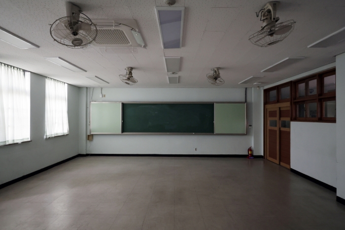 ▲폐교한 서울 한 고등학교 교실의 모습/사진=뉴시스