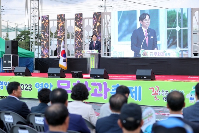 ▲우승희 영암군수가 지난 2023년 9월 15일 삼호읍 농업박물관 일대에서 열린 ‘2023년 영암 무화과 축제’ 개막식에서 축사를 하고 있다/사진제공=영암군청