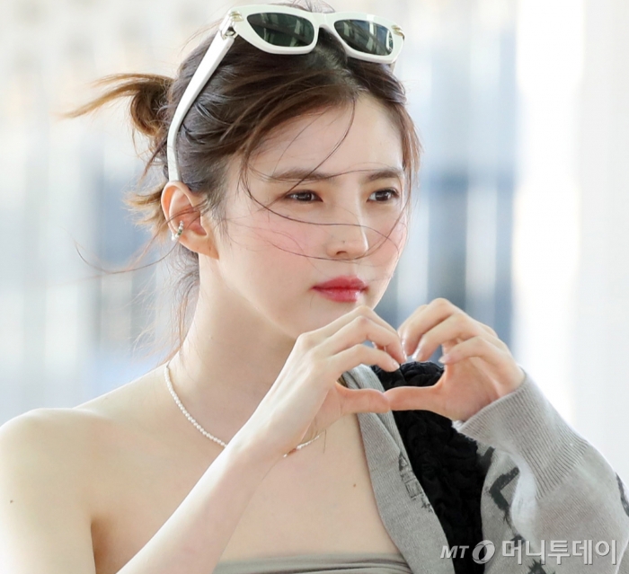 배우 한소희 모친이 불법 도박장 10여곳을 운영한 혐의로 구속된 가운데, 그의 안타까운 가정사가 재조명되고 있다.