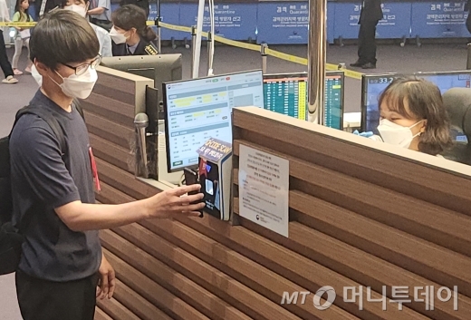 질병관리청이 3일 오전 인천국제공항 제2여객터미널에서 가상의 감염병 'Pan24 인플루엔자'가 발생한 상황에서 대응하는 합동훈련을 진행했다. 사진 속 확진자가 검역대에서 증상 확인을 위한 큐코드(Q-CODE)를 제출하고 있다./사진=구단비 기자