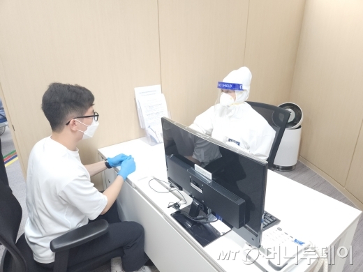 질병관리청이 3일 오전 인천국제공항 제2여객터미널에서 가상의 감염병 'Pan24 인플루엔자'가 발생한 상황에서 대응하는 합동훈련을 진행했다. 사진 속 확진자가 해외감영병신고센터에서 증상을 설명하고 있다./사진=구단비 기자