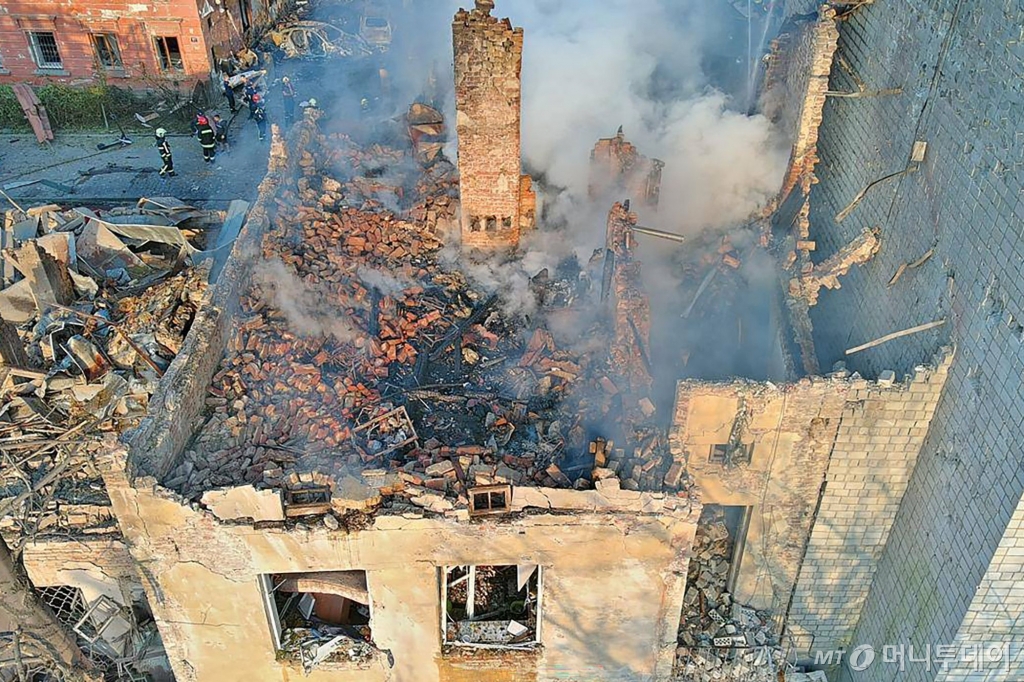 (키이우 AFP=뉴스1) 유수연기자 = 4일 러시아의 미사일과 드론 공습에 벽체만 앙상하게 남은 우크라이나 리비우의 건물.  2024.09.04            ⓒ AFP=뉴스1  Copyright © 뉴스1. All rights reserved. 무단 전재 및 재배포,  AI학습 이용 금지. /사진=(키이우 AFP=뉴스1) 유수연기자