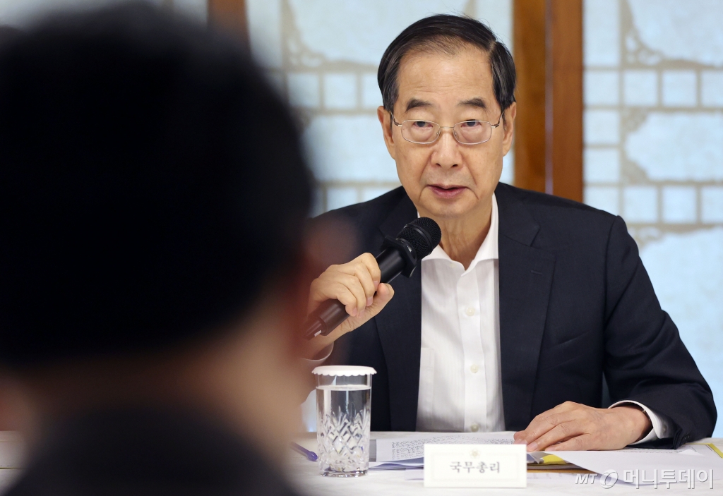 (서울=뉴스1) 박세연 기자 = 한덕수 국무총리가 25일 오후 서울 종로구 총리공관에서 열린 제20차 고위당정협의회에서 모두발언을 하고 있다. 이날 고위당정협의회에서는 추석 민생안정 대책, 전기차 화재 안전관리 대책, 쌀값 및 한우가격 안정 대책을 논의했다. (공동취재)2024.8.25/뉴스1 Copyright © 뉴스1. All rights reserved. 무단 전재 및 재배포, AI학습 이용 금지. /사진=(서울=뉴스1) 박세연 기자