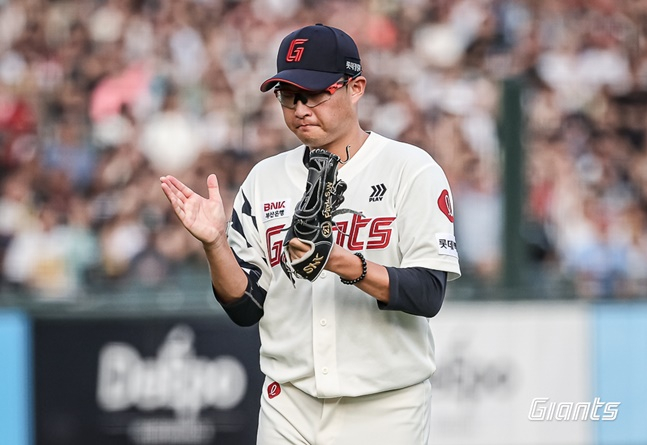 롯데 박세웅이 7일 사직 SSG전에서 이닝을 마치고 내려가고 있다. /사진=롯데 자이언츠 제공