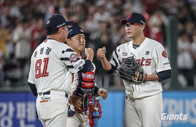 롯데 박세웅(맨 오른쪽)이 7일 사직 SSG전에서 8회 초 마운드를 내려가며 하이파이브를 하고 있다. /사진=롯데 자이언츠 제공