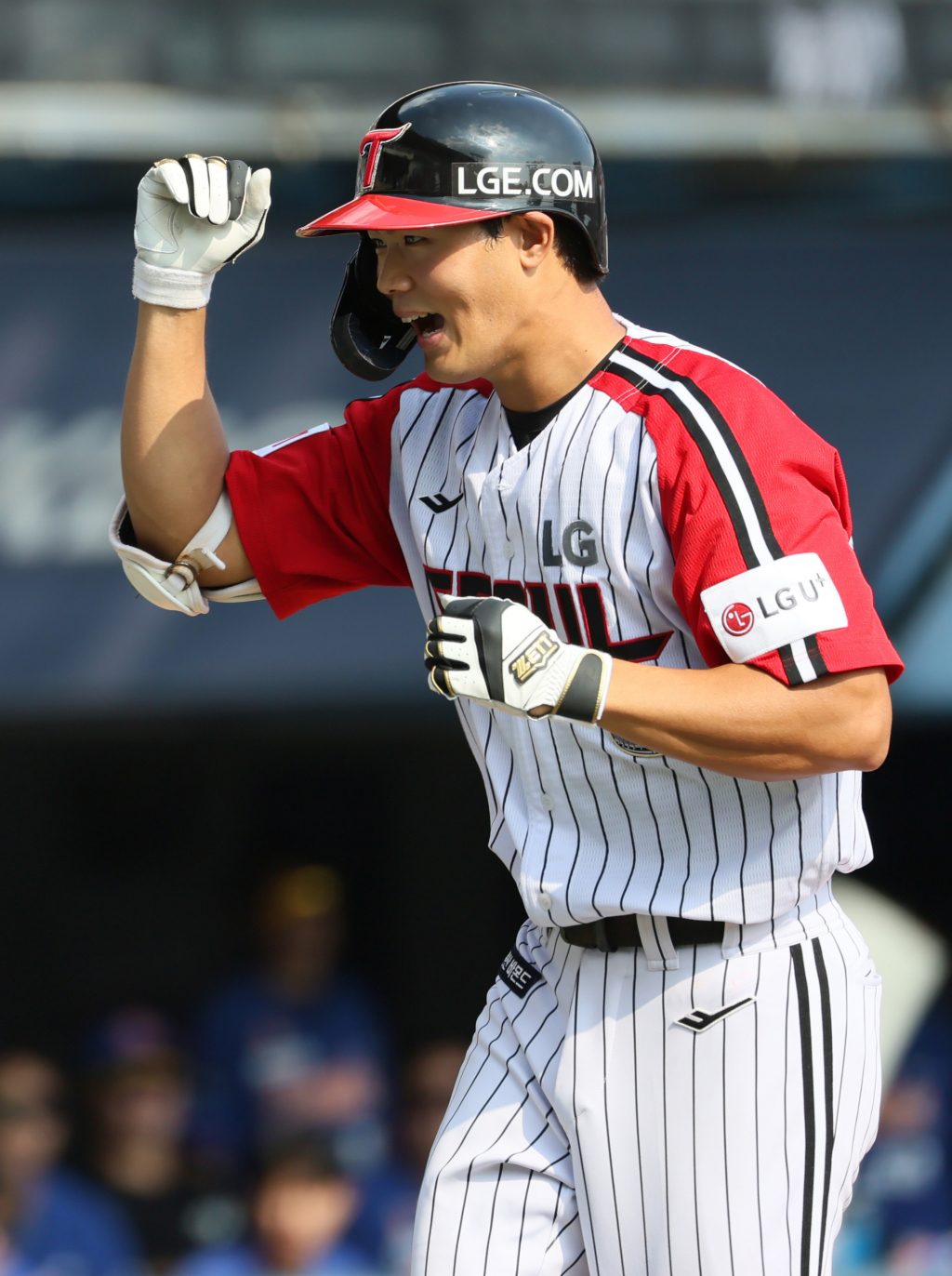 LG 트윈스가 8일 서울 잠실야구장에서 열린 한화 이글스와 경기에서 14-3 대승을 거뒀다. LG 이영빈이 4회 비디오 판독 끝에 타구가 홈런으로 인정받자 기뻐하며 더그아웃으로 들어오고 있다. /사진=LG 트윈스 제공