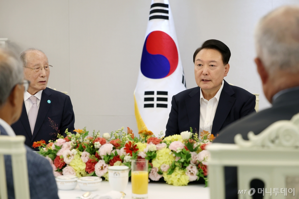 (서울=뉴스1) 송원영 기자 = 윤석열 대통령이 9일 용산 대통령실 청사에서 한국 원자력 산업 발전 원로들과 함께 오찬 간담회를 하고 있다. 이날 오찬 간담회에는 이종훈 전 한국전력공사 사장, 신원기 전 한국원자력안전기술원 원장, 송명재 전 한국원자력환경공단 이사장, 방지혁 전 한전원자력연료 본부장, 송하중 원자력발전포럼 위원장, 박군철 전 한국전력국제원자력대학원대학교 총장, 노태선 전 한국전력기술 단장, 김하방 전 두산중공업 부사장, 장순흥 부산외국어대학교 총장, 정동욱 중앙대학교 교수 등이 참석했다. (대통령실 제공) 202 /사진=(서울=뉴스1) 송원영 기자