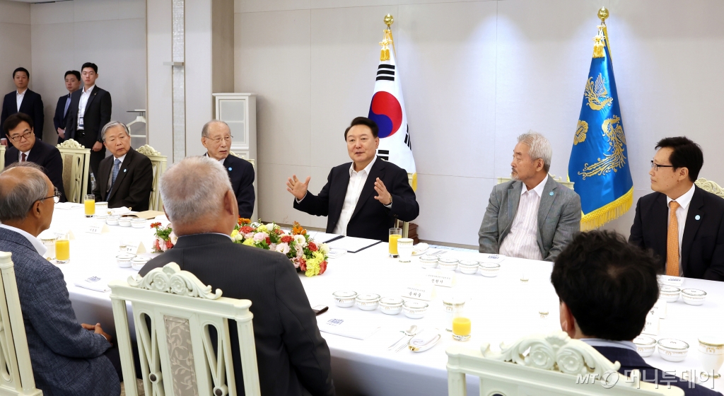 (서울=뉴스1) 송원영 기자 = 윤석열 대통령이 9일 용산 대통령실 청사에서 한국 원자력 산업 발전 원로들과 함께 오찬 간담회를 하고 있다. 이날 오찬 간담회에는 이종훈 전 한국전력공사 사장, 신원기 전 한국원자력안전기술원 원장, 송명재 전 한국원자력환경공단 이사장, 방지혁 전 한전원자력연료 본부장, 송하중 원자력발전포럼 위원장, 박군철 전 한국전력국제원자력대학원대학교 총장, 노태선 전 한국전력기술 단장, 김하방 전 두산중공업 부사장, 장순흥 부산외국어대학교 총장, 정동욱 중앙대학교 교수 등이 참석했다. (대통령실 제공) 202 /사진=(서울=뉴스1) 송원영 기자