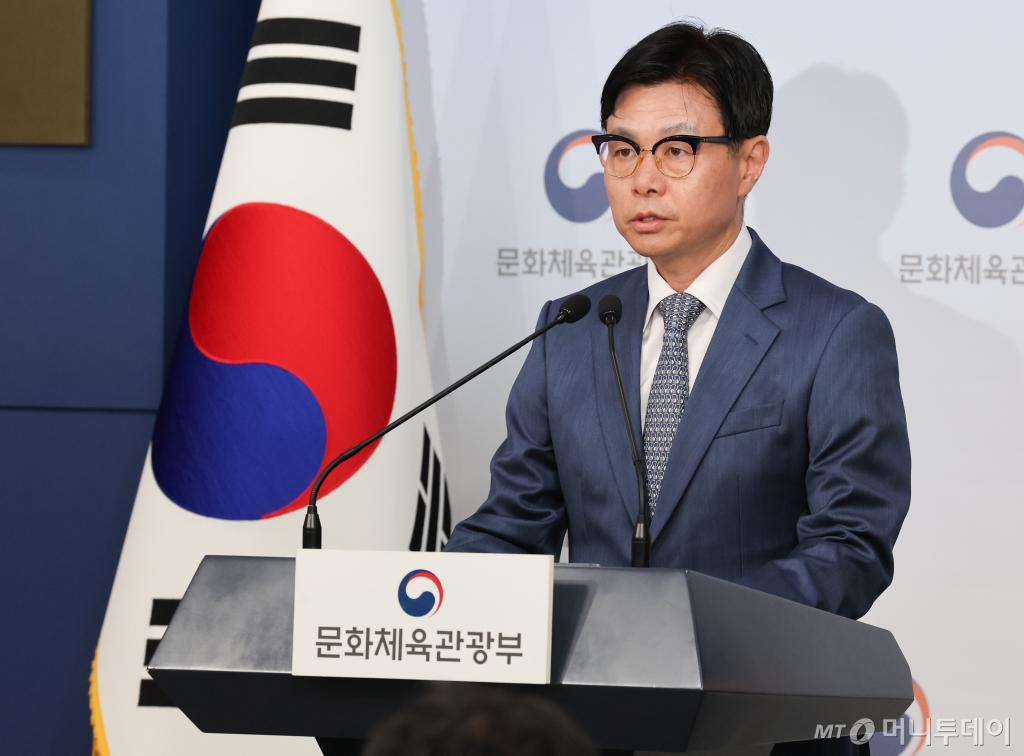 (서울=뉴스1) 허경 기자 = 이정우 문화체육관광부 체육국장이 10일 서울 종로구 정부서울청사 별관에서 대한배드민턴협회 조사 관련 중간 발표하고 있다. 2024.9.10/뉴스1  Copyright © 뉴스1. All rights reserved. 무단 전재 및 재배포,  AI학습 이용 금지. /사진=(서울=뉴스1) 허경 기자