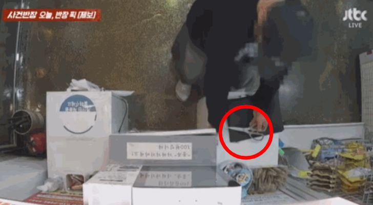 지난 5일 대전 유성구에 있는 무인 아이스크림 매장에서 키오스크 계산대를 뜯어 현금을 훔친 남성의 모습. /사진=JTBC '사건반장' 캡처