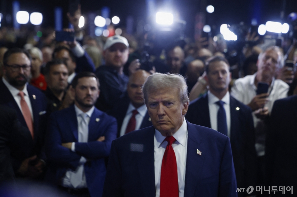(필라델피아 로이터=뉴스1) 윤주현 기자 = 미국 공화당 대선 후보 도널드 트럼프 전 대통령이 10일(현지시간) 카멀라 해리스 부통령과의 토론 이후 펜실베이니아 프레스센터에 마련된 스핀룸을 찾아 기자들과 대화하고 있다. 2024.09.10  ⓒ 로이터=뉴스1  Copyright © 뉴스1. All rights reserved. 무단 전재 및 재배포,  AI학습 이용 금지. /사진=(필라델피아 로이터=뉴스1) 윤주현 기자