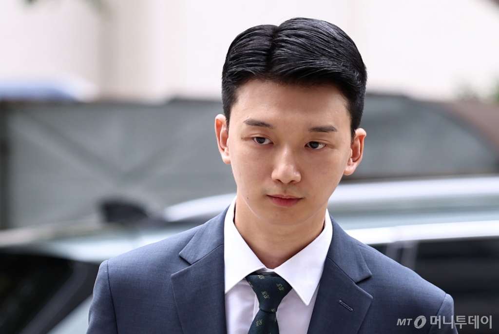 (서울=뉴스1) 구윤성 기자 = 김태근 가톨릭중앙의료원 전공의 대표가 13일 오전 대한의사협회(의협) 전·현직 간부들의 전공의 집단 사직 공모 혐의 관련 참고인 조사를 받기 위해 서울 마포구 서울경찰청 광역수사대에 출석하고 있다. 2024.9.13/뉴스1  Copyright © 뉴스1. All rights reserved. 무단 전재 및 재배포,  AI학습 이용 금지. /사진=(서울=뉴스1) 구윤성 기자