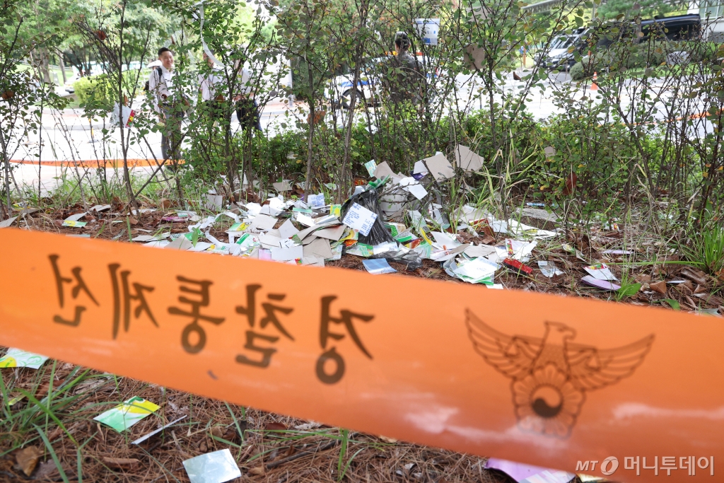 (서울=뉴스1) 신웅수 기자 = 5일 오전 서울 여의도 국회 의정관 인근에 북한이 살포한 오물풍선 잔해가 널부러져 있다. 2024.9.5/뉴스1  Copyright © 뉴스1. All rights reserved. 무단 전재 및 재배포,  AI학습 이용 금지. /사진=(서울=뉴스1) 신웅수 기자
