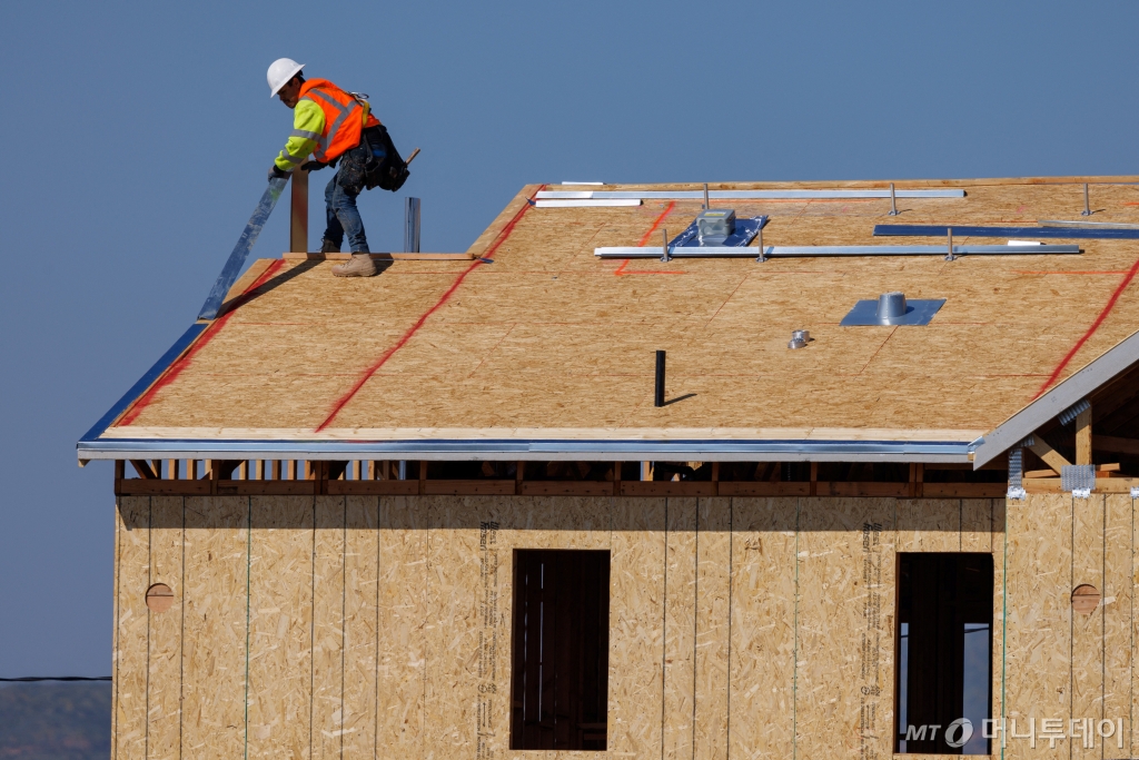 (메니피 로이터=뉴스1) 정지윤 기자 = 28일(현지시간) 미국 캘리포니아주 메니피에서 한 작업자가 주택을 건설하고 있다. 2024.03.28  ⓒ 로이터=뉴스1  Copyright © 뉴스1. All rights reserved. 무단 전재 및 재배포,  AI학습 이용 금지. /사진=(메니피 로이터=뉴스1) 정지윤 기자