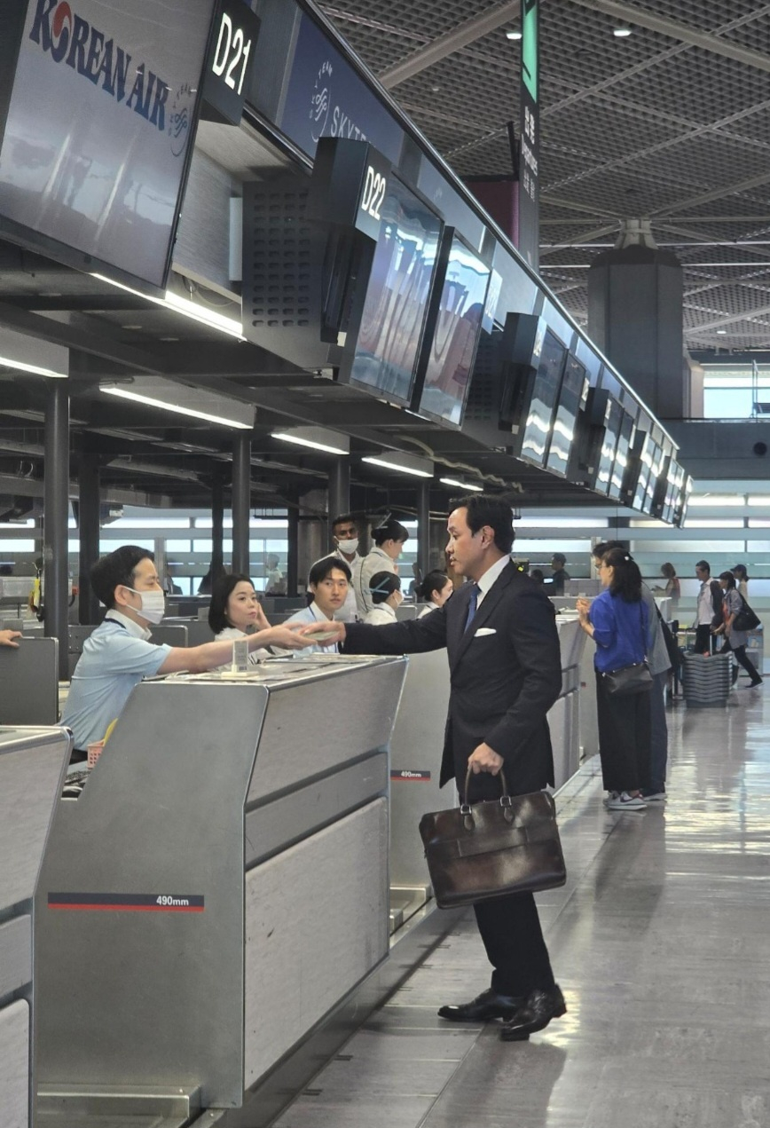 최윤범 고려아연 회장이 추석 연휴기간 해외 출장에 나서고 있다. 최 회장은 이번 출장길에 해외 협력사 등과 MBK·영풍 측 공개매수에 대한 대응 전략을 논의한 것으로 알려졌다.