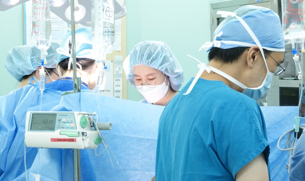 서울성모병원 산부인과 홍수빈 교수가 다섯쌍둥이 분만 수술을 집도하고 있다. /사진=서울성모병원