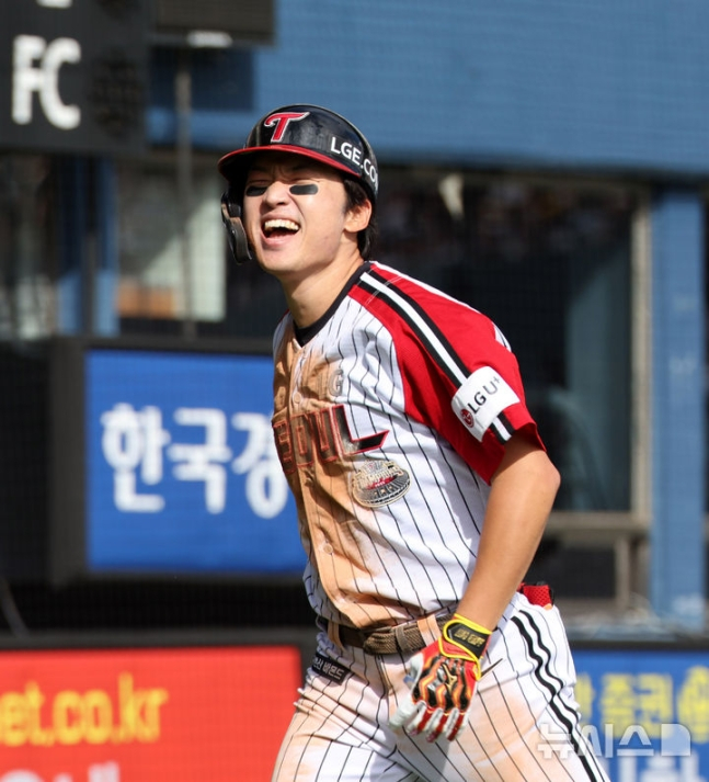 22일 오후 서울 송파구 잠실야구장에서 열린 프로야구 2024 신한 SOL 뱅크 KBO리그 두산 베어스와 LG 트윈스의 경기, 3회말 2사 주자 없는 상황 LG 박해민이 그라운드 홈런을 치고 기뻐하고 있다. /사진=뉴시스