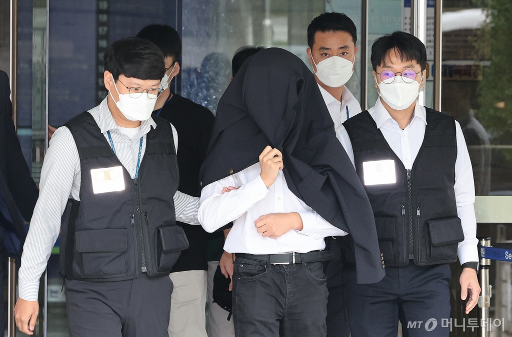 (서울=뉴스1) 장수영 기자 = 의료계 집단행동에 동참하지 않은 의사·의대생의 신상 정보가 담긴 블랙리스트 '감사한 의사'를 유포한 사직 전공의 정 모씨가 20일 서울 서초구 서울중앙지법에서 열린 구속 전 피의자 심문(영장실질심사)을 마친 뒤 경찰과 함께 이동하고 있다. 2024.9.20/뉴스1  Copyright © 뉴스1. All rights reserved. 무단 전재 및 재배포,  AI학습 이용 금지. /사진=(서울=뉴스1) 장수영 기자