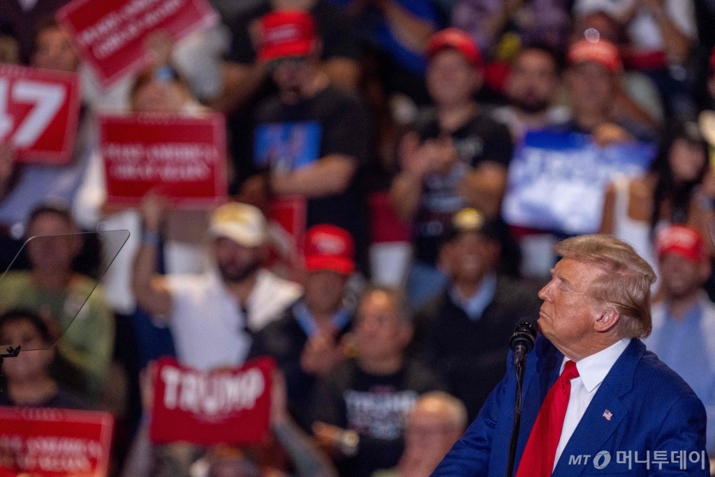(유니온데일 AFP=뉴스1) 김지완 기자 = 18일(현지시간) 미국 공화당 대선후보인 도널드 트럼프 전 대통령이 뉴욕 유니온데일에서 열리는 선거 유세에서 청중을 바라보고 있다. 2024.09.18  ⓒ AFP=뉴스1  Copyright © 뉴스1. All rights reserved. 무단 전재 및 재배포,  AI학습 이용 금지. /사진=(유니온데일 AFP=뉴스1) 김지완 기자