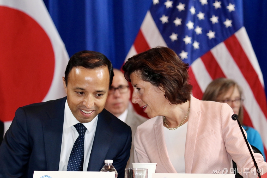 (워싱턴=뉴스1) = 지나 러몬도(Gina Raimondo) 미국 상무부 장관이 26일(현지시간) 미국 워싱턴 D.C. 상무부에서 열린 '제1차 한·미·일 산업장관회의'에 자리하고 잇다. (워싱턴특파원단 제공) 2024.6.27/뉴스1 Copyright © 뉴스1. All rights reserved. 무단 전재 및 재배포, AI학습 이용 금지. /사진=(워싱턴=뉴스1)