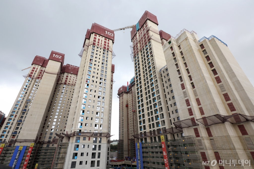 (서울=뉴스1) 민경석 기자 = 오는 9월 분양을 앞둔 '청담 르엘'의 분양가가 3.3㎡(1평)당 7천만원을 넘기며 분양가 상한제 지역 역대 최고가를 경신했다. 이는 기존 역대 최고액인 서초구 '래미안 원펜타스' 보다 470만원 이상 높은 금액이다. 사진은 22일 서울 강남구 청담동 '청담 르엘' 공사 현장. 2024.8.22/뉴스1 Copyright © 뉴스1. All rights reserved. 무단 전재 및 재배포, AI학습 이용 금지. /사진=(서울=뉴스1) 민경석 기자