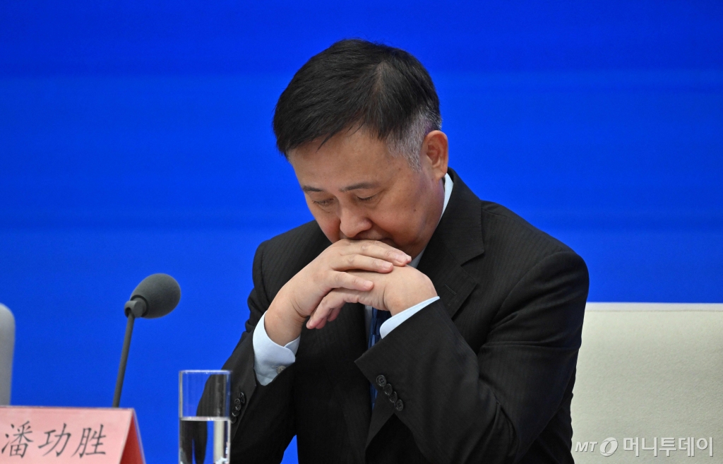 (베이징 AFP=뉴스1) 김지완 기자 = 24일 중국 베이징 국무원 신문판공실에서 열린 기자회견에서 판궁성 중국인민은행장이 생각에 잠겨 있다. 2024.09.24  ⓒ AFP=뉴스1  Copyright © 뉴스1. All rights reserved. 무단 전재 및 재배포,  AI학습 이용 금지. /사진=(베이징 AFP=뉴스1) 김지완 기자