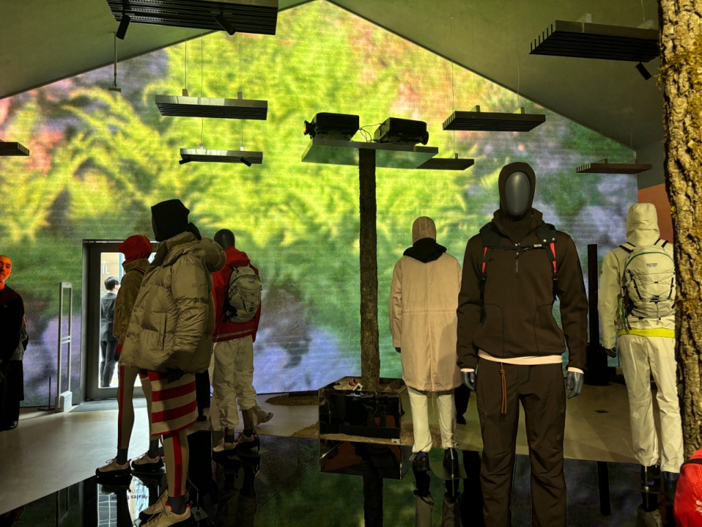 코오롱스포츠와 웨일즈 보너의 협업 컬렉션 제품. /사진=하수민기자