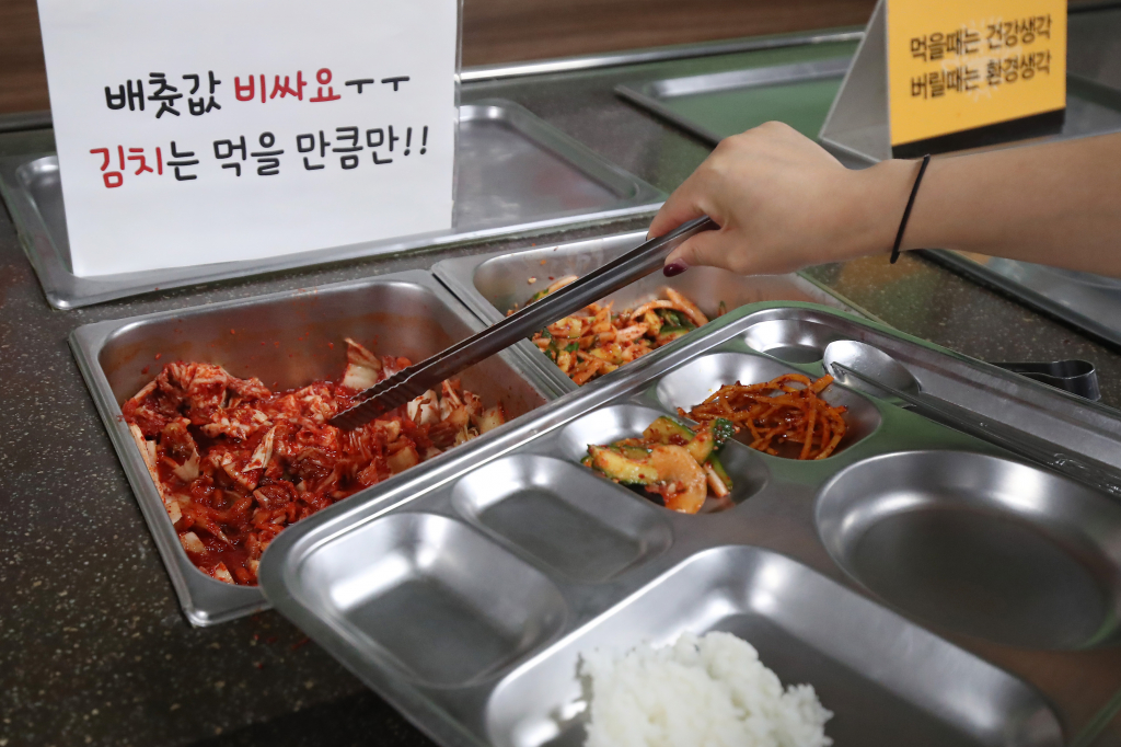 (대구=뉴스1) 공정식 기자 = 26일 대구의 한 회사 구내식당 자율배식대에 배춧값 폭등에 따른 김치 절약 안내문이 붙어 있다. 2024.9.26/뉴스1  Copyright © 뉴스1. All rights reserved. 무단 전재 및 재배포,  AI학습 이용 금지. /사진=(대구=뉴스1) 공정식 기자