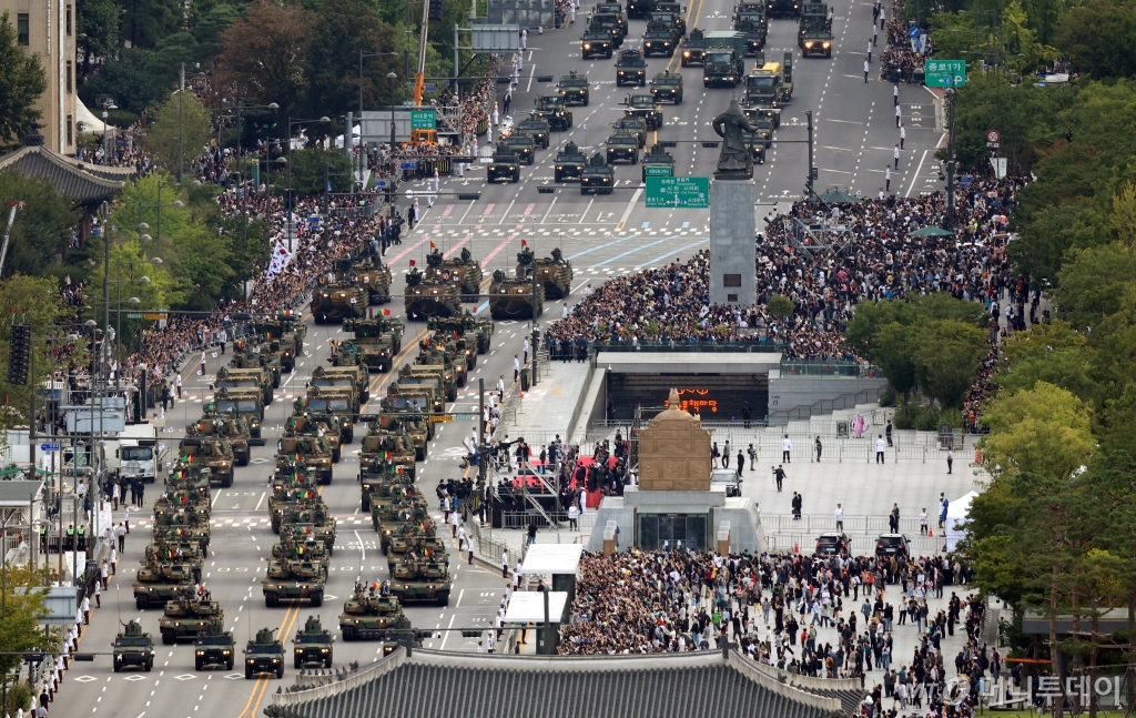 (서울=뉴스1) 김명섭 기자 = 1일 서울 광화문광장 일대에서 열린 건군 76주년 국군의날 시가행진에서 지상 전력이 기동하고 있다. 2024.10.1/뉴스1  Copyright © 뉴스1. All rights reserved. 무단 전재 및 재배포,  AI학습 이용 금지. /사진=(서울=뉴스1) 김명섭 기자