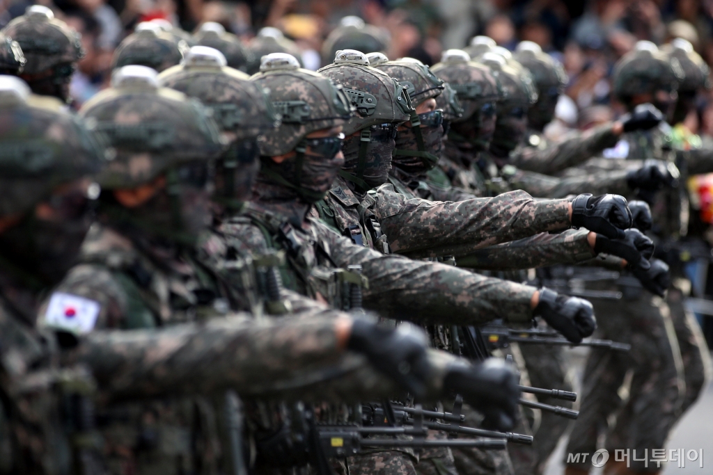 (서울=뉴스1) 이승배 기자 = 건군 제76주년 국군의 날인 1일 오후 서울 세종대로 일대에서 열린 시가행진에서 군 장병들이 시가행진을 하고 있다.   '강한 국군, 국민과 함께!'라는 주제로 열린 이날 시가행진에는 병력 5000여명과 83종 340여 대의 장비가 참여했다. 2024.10.1/뉴스1  Copyright © 뉴스1. All rights reserved. 무단 전재 및 재배포,  AI학습 이용 금지. /사진=(서울=뉴스1) 이승배 기자
