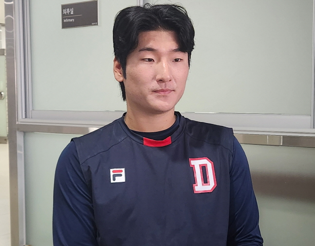 두산 곽빈이 30일 잠실구장에서 팀 훈련을 마치고 취재진과 인터뷰를 하고 있다. /사진=안호근 기자