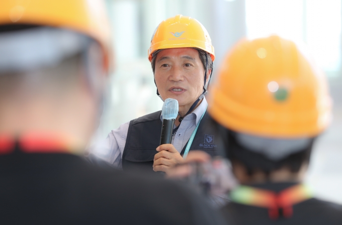 ▲이학재 인천국제공항공사 사장이 4단계 확장사업 현장에서 발언하고 있다./사진제공=인천국제공항공사