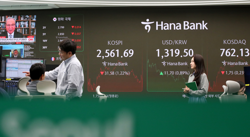 (서울=뉴스1) 이승배 기자 = 2일 오후 서울 중구 하나은행 딜링룸 전광판에 종가가 표시되고 있다.  이날 코스피 지수는 전 거래일 대비 31.58p(1.22%) 내린 2,561.69, 코스닥 지수는 1.75p(0.23%) 내린 762.13으로 장을 마감했다. 달러·원 환율은 오후 세 시 삼십분 기준 11.7원 오른 1,319.5원을 기록하고 있다. 2024.10.2/뉴스1  Copyright © 뉴스1. All rights reserved. 무단 전재 및 재배포,  AI학습 이용 금지. /사진=(서울=뉴스1) 이승배 기자