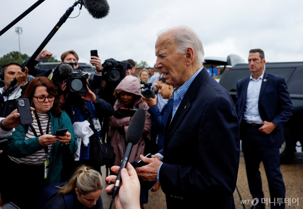 (워싱턴 로이터=뉴스1) 우동명 기자 = 조 바이든 미국 대통령이 2일(현지시간) 허리케인 '헐린' 피해 지역을 방문하기 위해 워싱턴 인근 앤드루스 합동기지에 도착해 취재진을 만나 “이스라엘에 보복 공격을 감행한 이란을 제재할 계획이지만, 이란의 핵시설에 대한 공격은 반대한다”고 밝히고 있다. 2024.10.03  ⓒ 로이터=뉴스1  Copyright © 뉴스1. All rights reserved. 무단 전재 및 재배포,  AI학습 이용 금지. /사진=(워싱턴 로이터=뉴스1) 우동명 기자