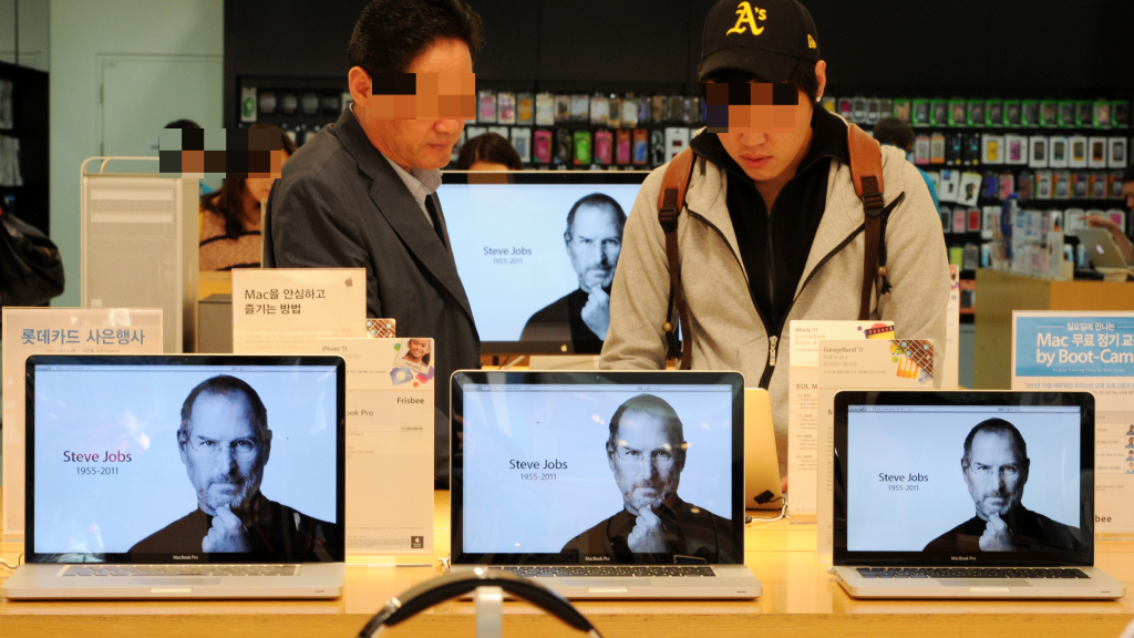 스티브 잡스 전 애플 CEO가 세상을 떠나자 서울 명동의 애플 스토어에서 관련 소식을 전하는 홈페이지 화면을 열어놓은 모습. /사진=뉴스1