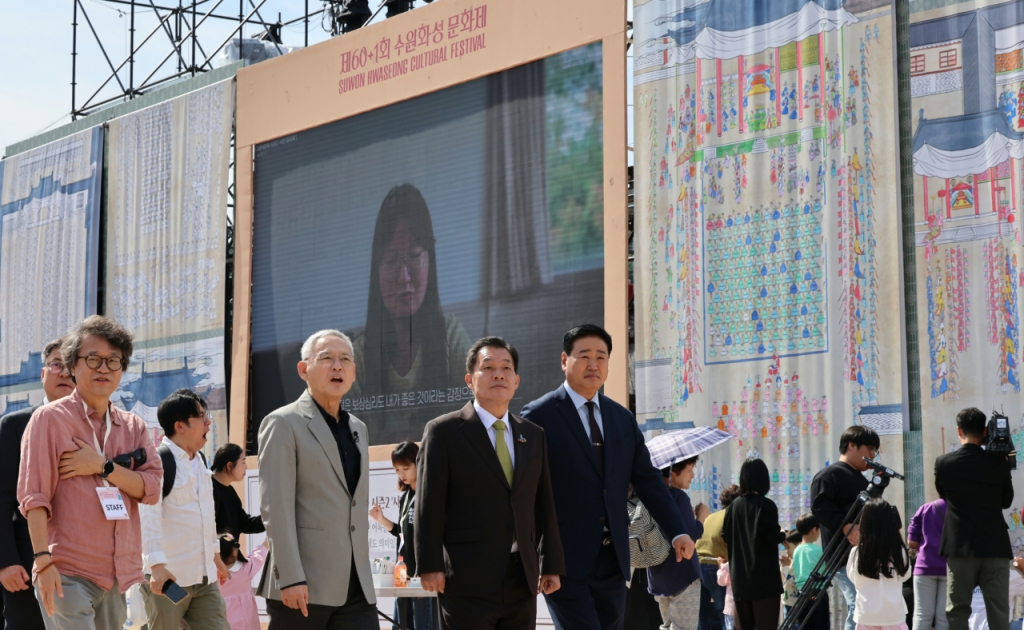 유인촌 문체부 장관이 이재준 수원시장 등과 함께 화성문화제 곳곳을 살피고 있다./사진= 문체부