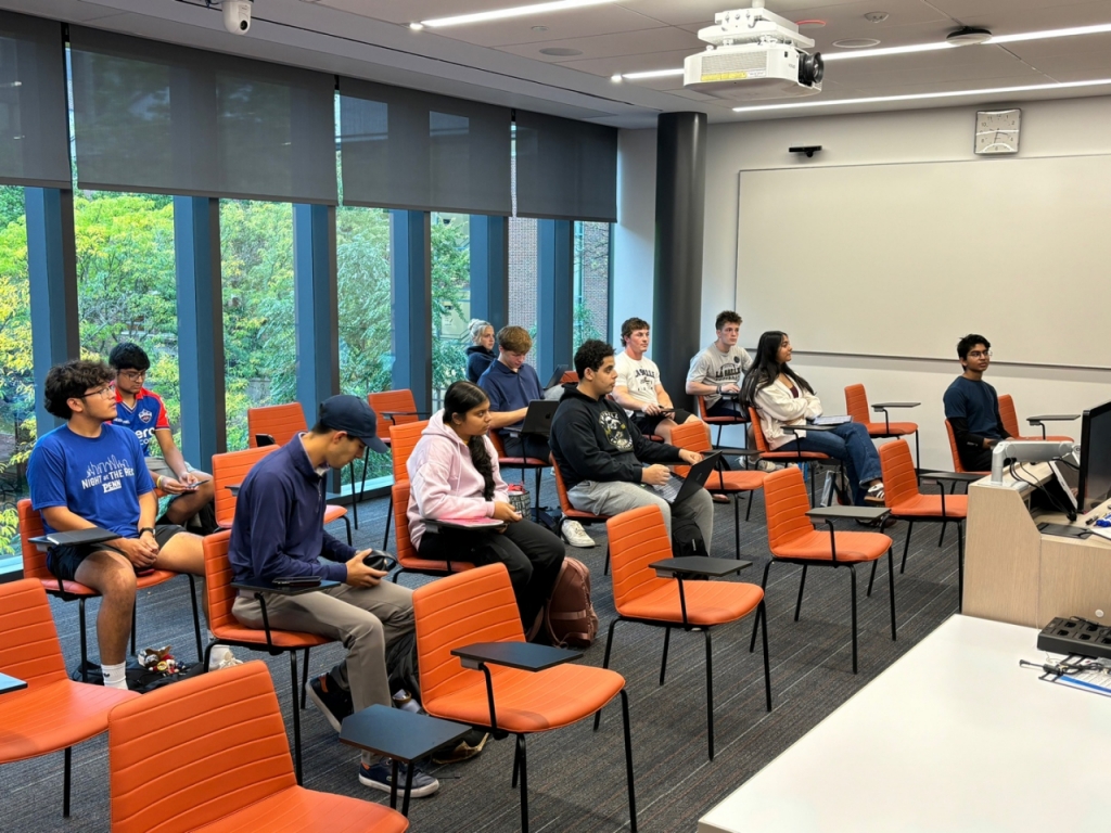 펜실베이니아대(UPenn) 학생들은 도널드 트럼프 전 대통령이 이 학교의 상경대인 와튼(Wharton) 출신임에도 불구하고 대부분 지지의사를 나타내지 않았고 오히려 그가 최근 내놓은 이민자 혐오 발언이나 형사 소추 문제, 성추문, 낙태권 폐지 등을 높은 강도로 비판했다. /사진= 박준식 기자 