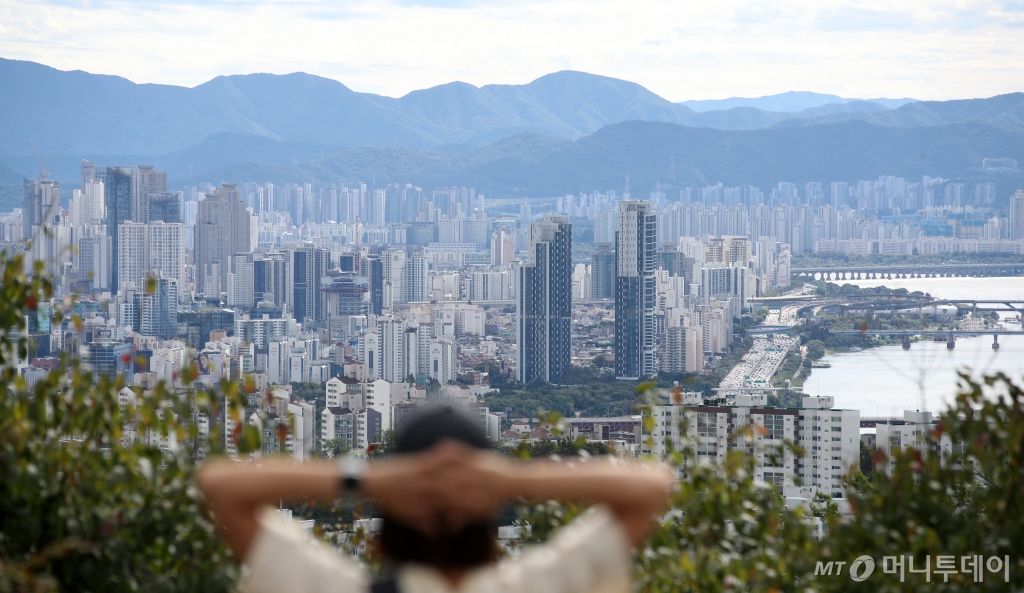 사진은 22일 서울 남산에서 바라본 아파트 단지 모습./사진=뉴스1